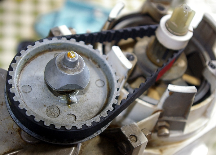 Kenwood gearbox repair - refit drive belt